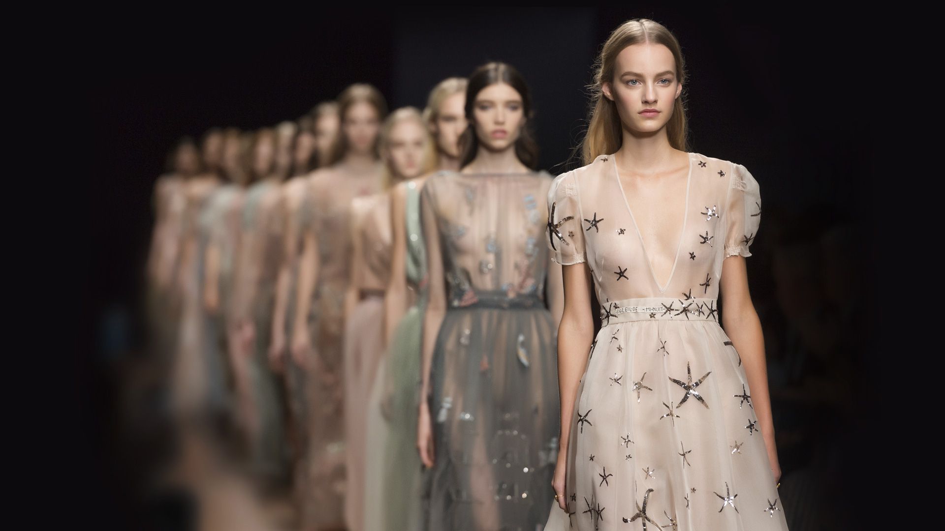 服裝設(shè)計師DNA:華倫天奴，黑與白_時尚_網(wǎng)